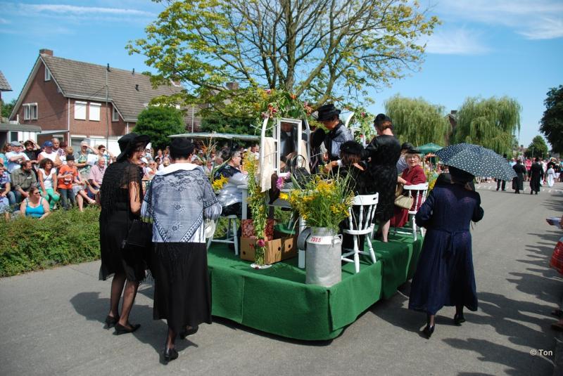 sized_DSC_5503.JPG - Boerinnen gaan vor sjiek (1900-1950)