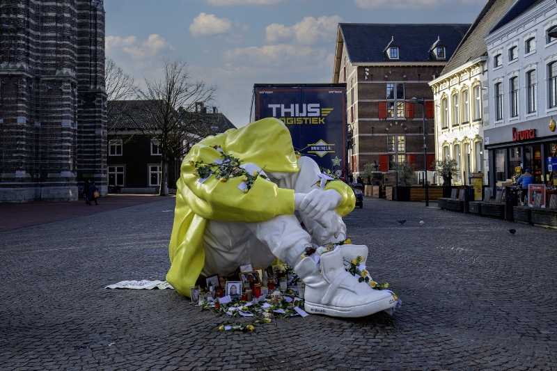 bdketting 15-05.JPG - Paul motivatie: Een groepje vrolijke kinderen, in tegenstelling tot mijn foto, die eenzaam en uitgeblust de somberheid en lusteloosheid van de jeugd laat zien.