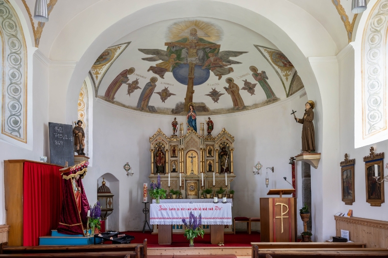 bdketting 15-11.JPG - Michel motivatie: De kerk maakt me nieuwsgierig. Hoe ziet het interieur er uit? De eerste en de beste kerk dan maar ingelopen, en wel in Een Italiaans kerkje (Sud-Tirol) op de berg.: sober maar devoot