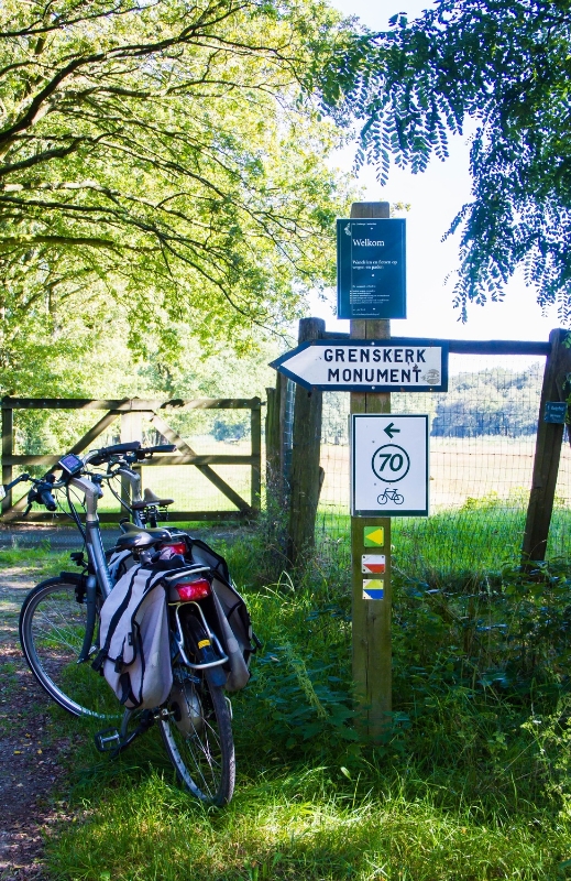 bdketting 15-12.JPG - Hans motivatie: Op onze fietstochten zagen we dit bordje. In de 17e eeuw is dit geruime tijd een kerk geweest voor velen. Dit kon ook ondanks het gemis van de pracht en praal.