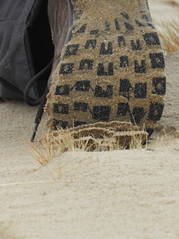 Ketting 8-014.JPG - 8.13 Angelique Motivatie: verschillende materialen werden gebruikt bij kettingfoto 1;Tule is nu het zand in de Loonse en Drunense Duinen, het zwarte rubber met het detail dat een beetje op afdruk dierenspoor lijkt is nu de zool van de wandelschoen.