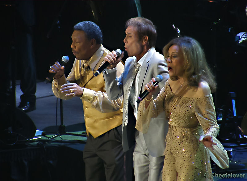 DSCF0869.JPG - Soulicious Tour Manchester 17 oktober 2011Oh how Happy (Cliff Richard, Marilyn McCoo and Billy Davis, Jr.)