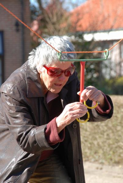 sized_DSC_1931.JPG - Belangrijk werk, de ring terug hangen...